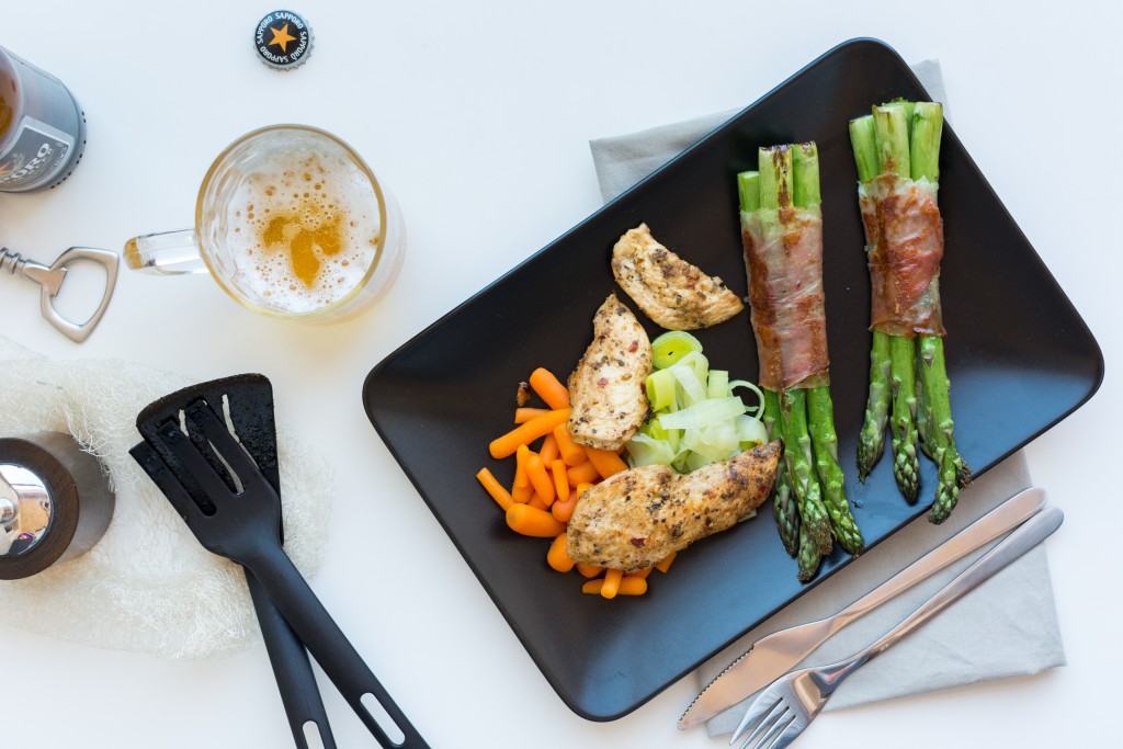 foodiesfeed.com_chicken-breast-steak-vegetables-beer