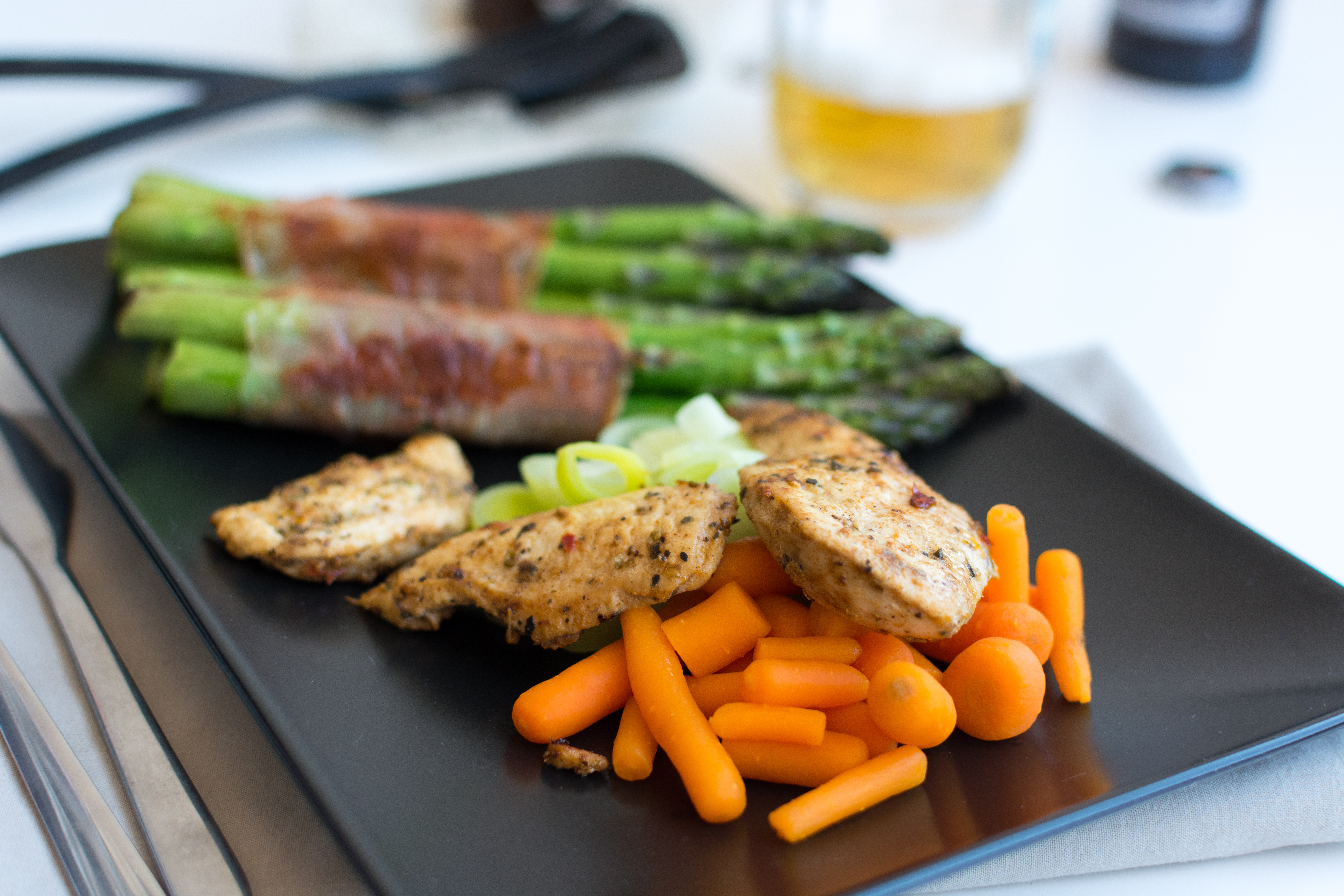 foodiesfeed.com_chicken-breast-steak-vegetables-beer1