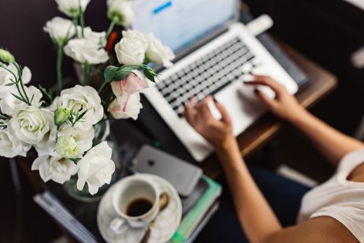 kaboompics-com_female-workspace-with-white-flowers